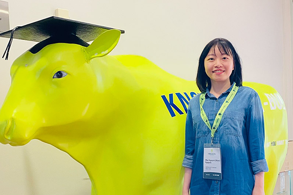 Thu Nguget Nguyen standing in front of CQUniversity knowledge bull